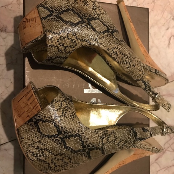 Bebe 👠! Stunning Bebe Ladies 🐍 print heels! - Picture 2 of 3